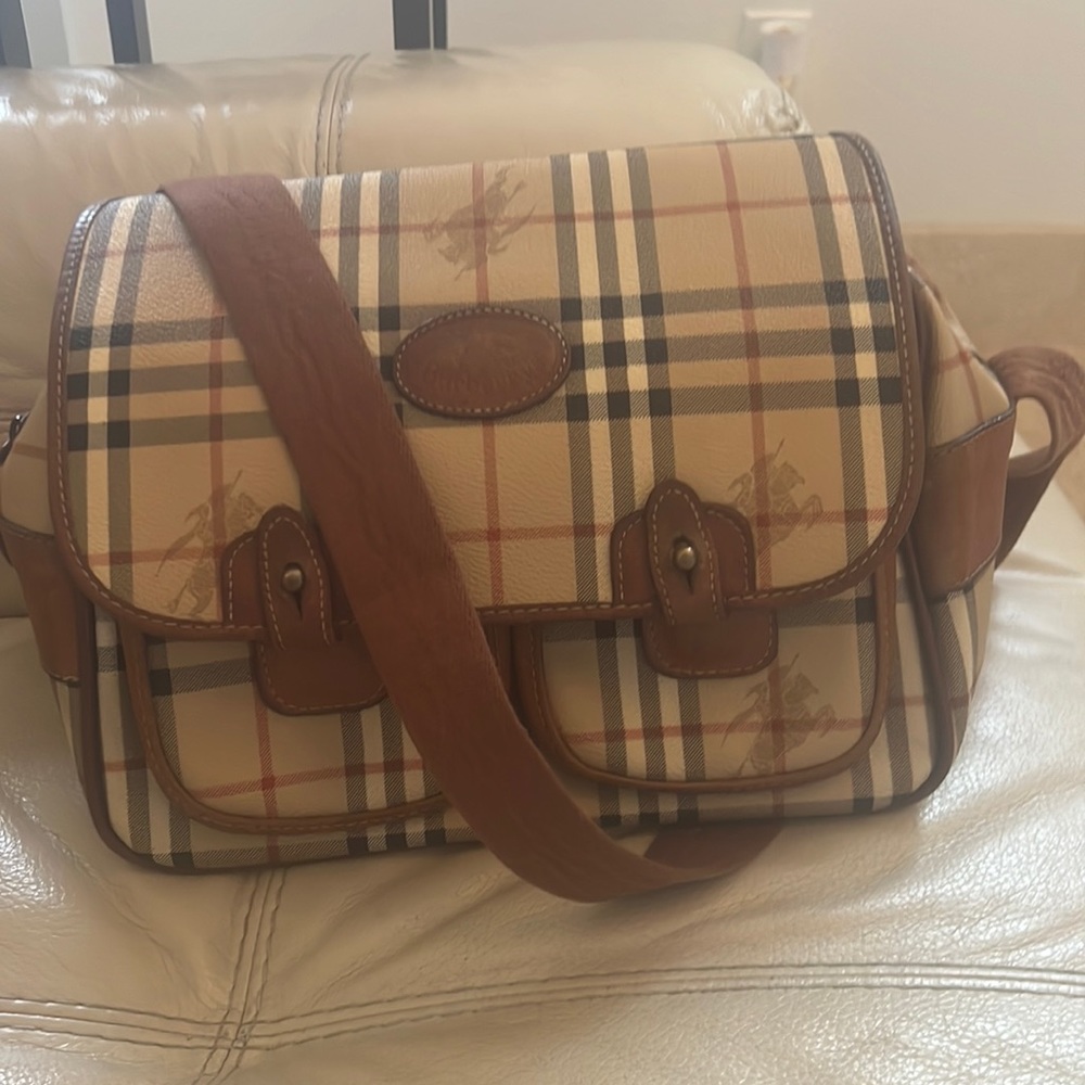 Burberry’s unisex bag